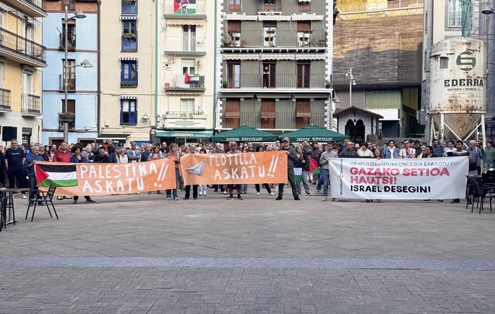 Ontzidiaren erasoa salatzeko elkarretaratzea egin zuten atzo Deban