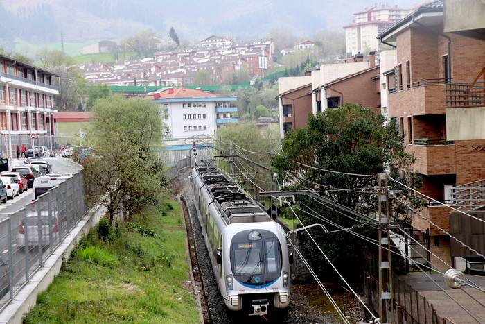 Herri barruan trenez edo autobusez egiten diren bidaiak lagunduko dituzte diruz