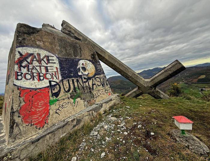 Morkaikuko gurutzea bota dute bart