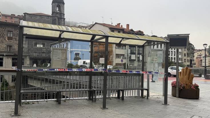 Gaur eta bihar geltokiak lekuz aldatuta eta zubia itxita
