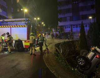 Auto bat errepidetik irten da San Roken eta trenbide aldera amildu da