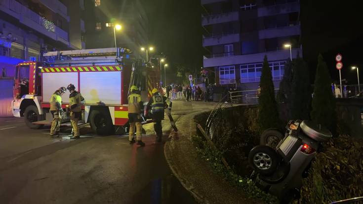 Auto bat errepidetik irten da San Roken eta trenbide aldera amildu da
