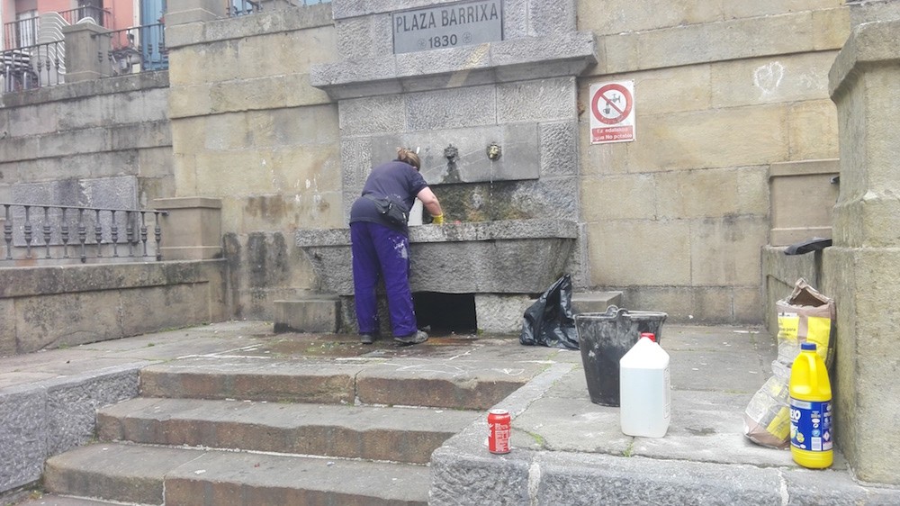 Plaza Berriko iturria garbitzen