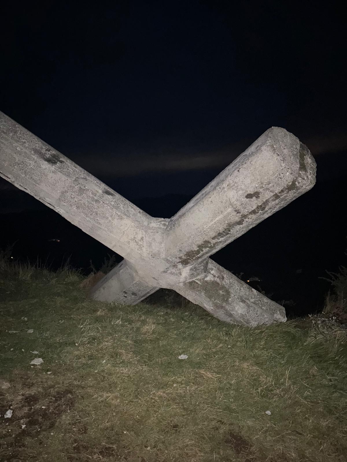 EAJren iritziz, memoriak eta demokraziak galdu dute, Morkaikuko gurutzea eraitsita