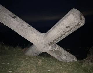 EAJren iritziz, memoriak eta demokraziak galdu dute, Morkaikuko gurutzea eraitsita