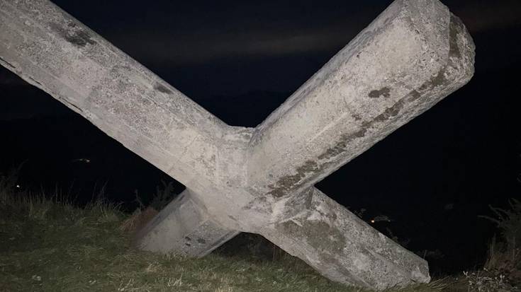 EAJren iritziz, memoriak eta demokraziak galdu dute, Morkaikuko gurutzea eraitsita