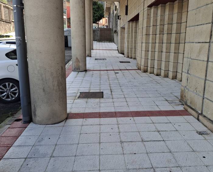 Ez irristatzeko tratamendua eman da Errekalden, Santa Ana kaleko arkupean eta Txuritxu atzeko gunean