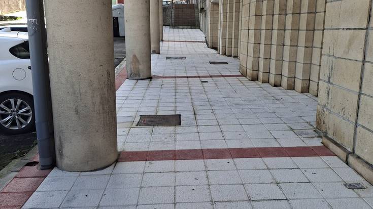 Ez irristatzeko tratamendua eman da Errekalden, Santa Ana kaleko arkupean eta Txuritxu atzeko gunean