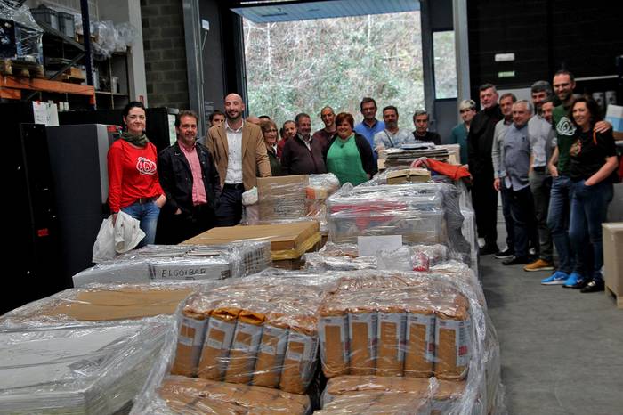 Greziako kanpalekuetako errefuxiatueri bidaltzeko 12.000 kilo janari batu dituzte Debabarrenean