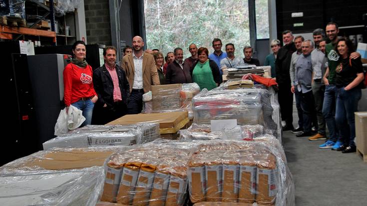 Greziako kanpalekuetako errefuxiatueri bidaltzeko 12.000 kilo janari batu dituzte Debabarrenean
