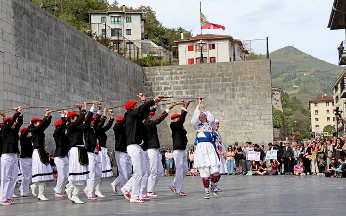 Urriaren 12an dantzatuko dute Errosarioko Amaren ezpata-dantza