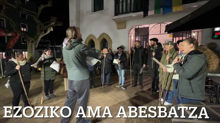Zuzendari berriarekin egin zuten atzoko santa eskea abesbatzak eta txistulariek