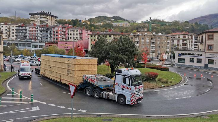 Maalako biribilgunean trabatu den kamioi batek arazoak sortu ditu trafikoan