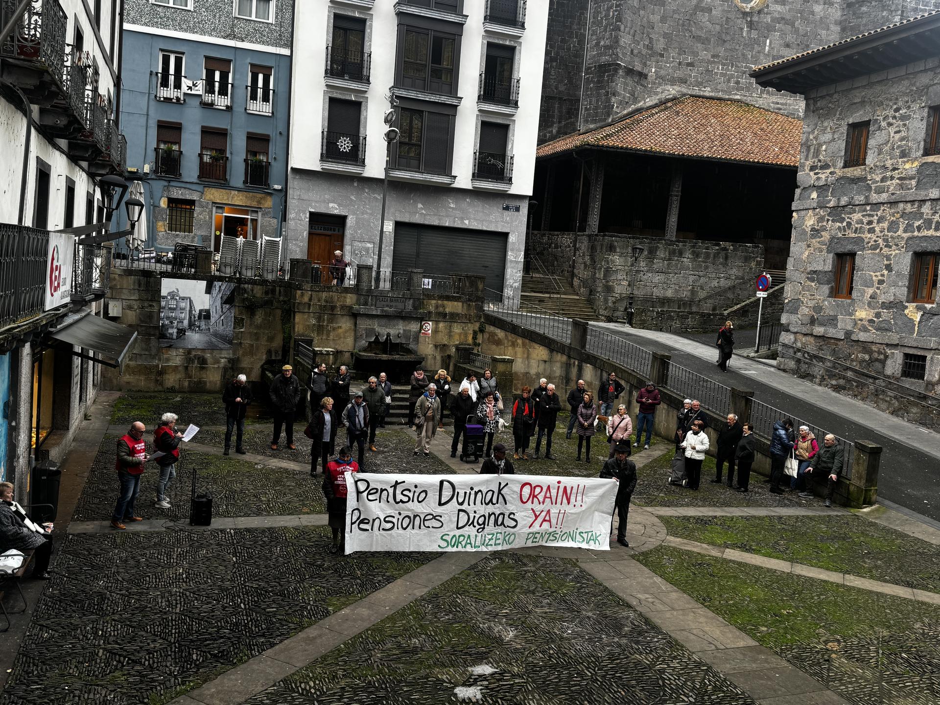 Pentsioen errebalorizazioa ez dela nahikoa uste dute