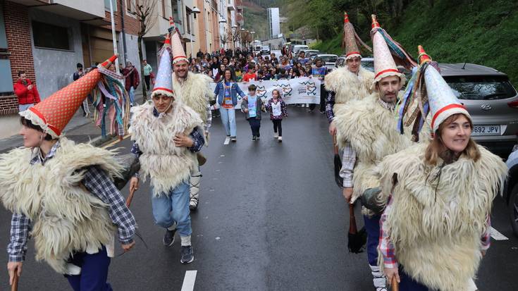 Euskararen aldeko aldarria kalera atera dute Mendaroko eskola-umeek