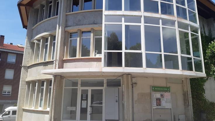 Uztailean eta abuztuan hiru egunera mugatuko dute azkenean mediku-zerbitzua Mendaroko anbulatorioan