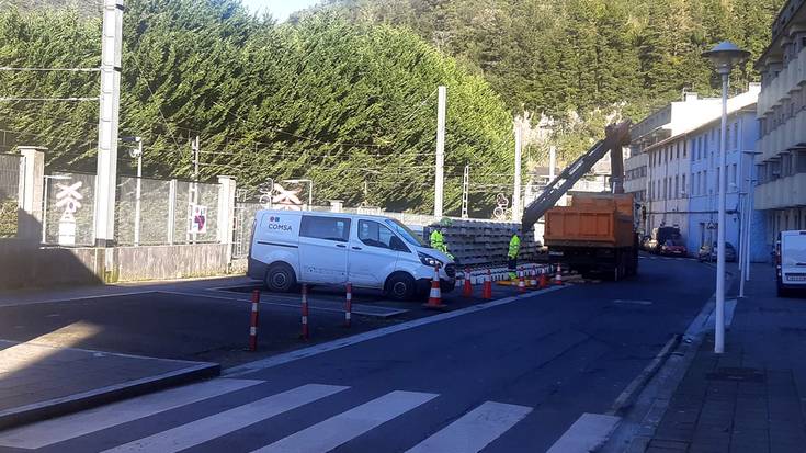 Hasi dira Mendaroko tren geltokian oinezkoen pasabidea eraikitzeko lanak