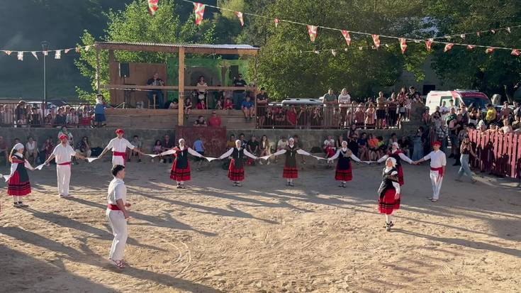 Aurreskua, pailazoak eta zezenak Lasturko San Nikolas jaietako Intxorpe Egunean