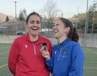 Tolosa CF taldeko neskak galdetegi azkarrean