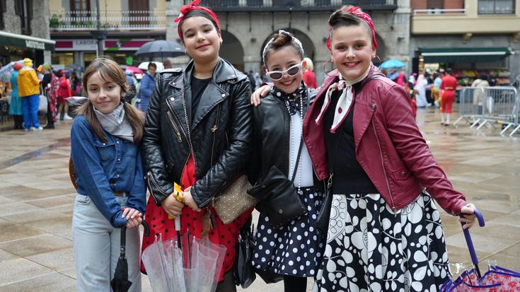 Haizeak eta euriak ez dute Debako inauteri giroa zapuztu