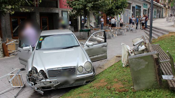 Oinezkoen gunean sartu eta terraza bat jo du auto batek