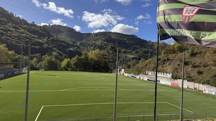 Belar artifiziala ipintzen bukatu, eta, datorren asteko domekan egingo dute Soraluze Futbol Taldearen aurkezpena