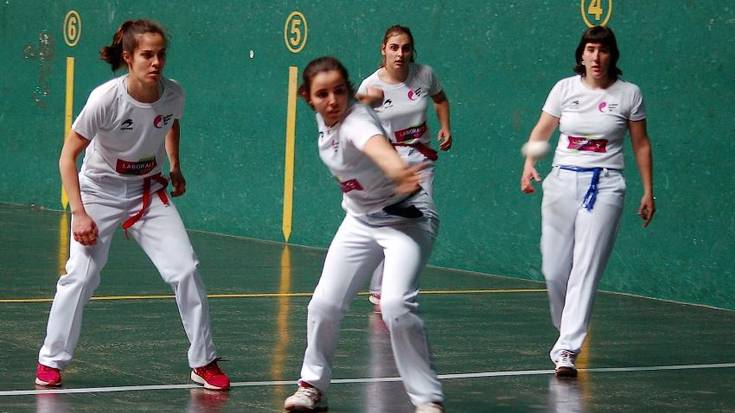 Jendaurrean jokatuko dituzte azkenean Emakume Master Cup jaialdiko finalerdiak ikastolako frontoian