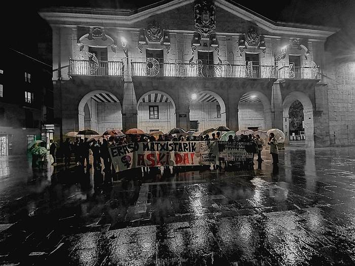 Pasai Antxoko hilketa matxista salatu eta biktimaren gertukoei babesa agertu diete dozenaka herritarrek