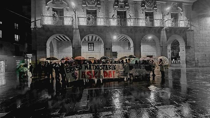 Pasai Antxoko hilketa matxista salatu eta biktimaren gertukoei babesa agertu diete dozenaka herritarrek