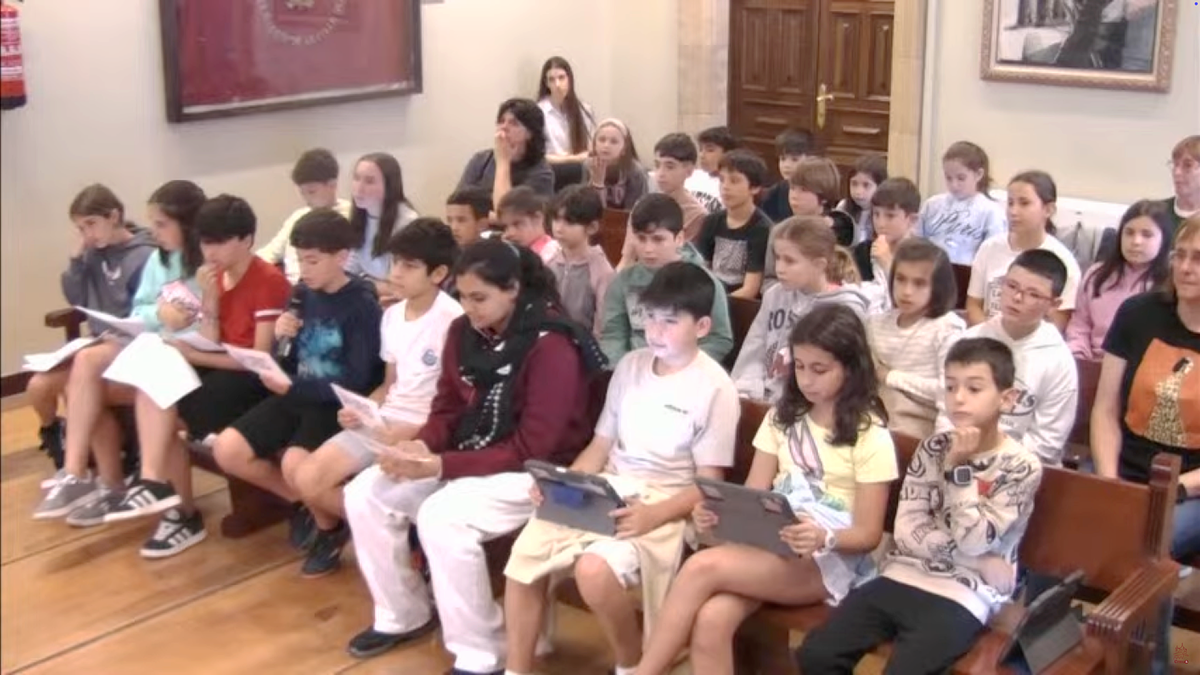 Ermuko ikasleek ur kontsumo arduratsuari buruzko proposamenak aurkeztu dituzte Pleno Txikian