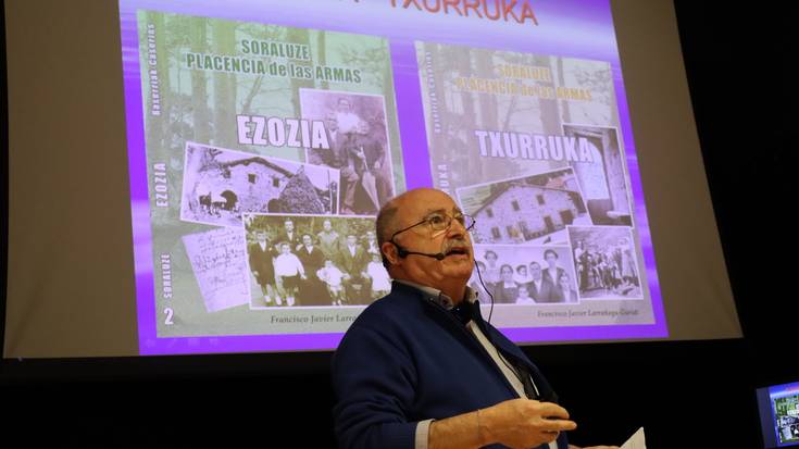 Ezozi eta Txurruka auzoetako baserrien liburuak aurkeztu ditu Francis Larrañagak