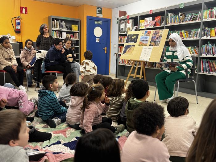 Munduko Ipuin Ziklo Herritarraren lehen kontakizuna, dotore