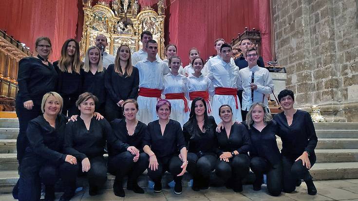 Sustrai akordeoi taldeak eta Haritz dantza taldeak Valladoliden eman dute emanaldia hango Euskal Etxeak gonbidatuta