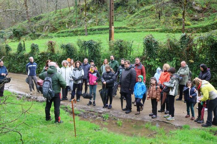 Mendaroko ondare naturalaren eta arkeologikoaren inguruko argibideak jaso dituzte herritarrek EHUko arkeologoen eskutik