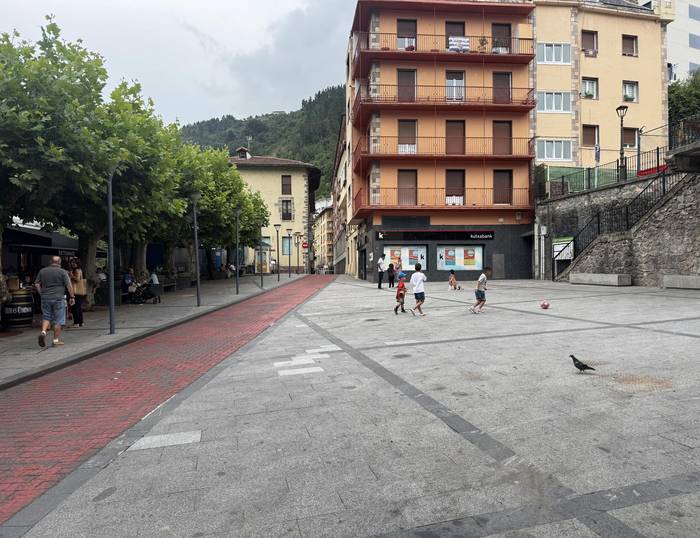 Plaza Zaharrean futbolean jokatzeari buruzko kexua