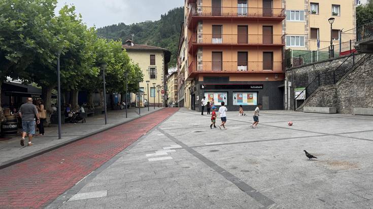 Plaza Zaharrean futbolean jokatzeari buruzko kexua