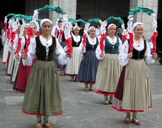 Dantzan geratu gabe pasako dute asteburua Haritzeko dantzariek