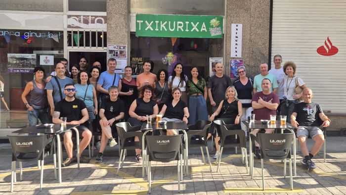 Topa eginez zabaldu dute Txikurixa