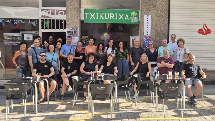 Topa eginez zabaldu dute Txikurixa