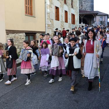 Mendaroko ikastolako haurren santa eskea