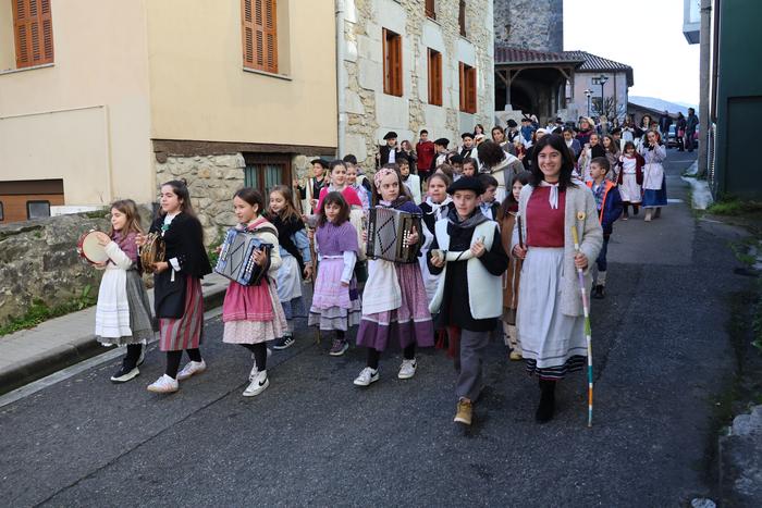 Mendaroko ikastolako haurren santa eskea
