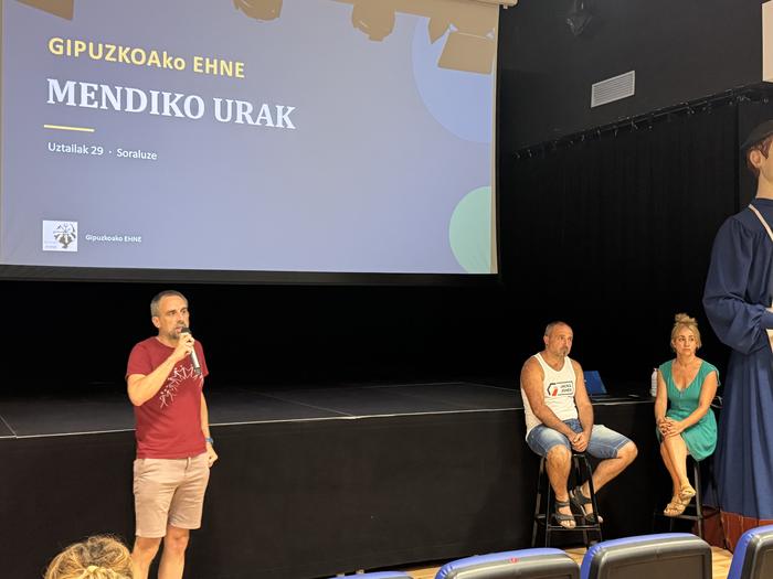 Mendiko urak kontrolatzeko ezarri nahi duten sistemaren “bidegabekeriak” ezinegon eta desadostasun handia eragin du baserritarren artean