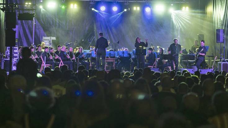 Plaza bete zuen Udal Musika Bandak Queen Gauarekin