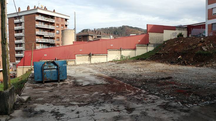 Kiroldegiko igerilekua handitzeko lanak geldituta daude, proiektuan aldaketa bat izan dela-eta