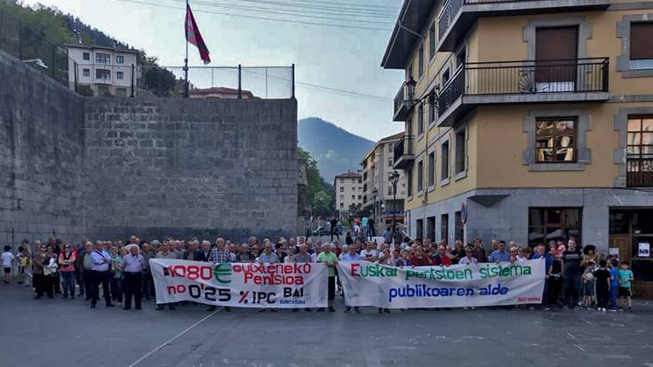 Jubilatu eta pentsiodunak ez daude amore emateko prest, eta protestei eusten diete 