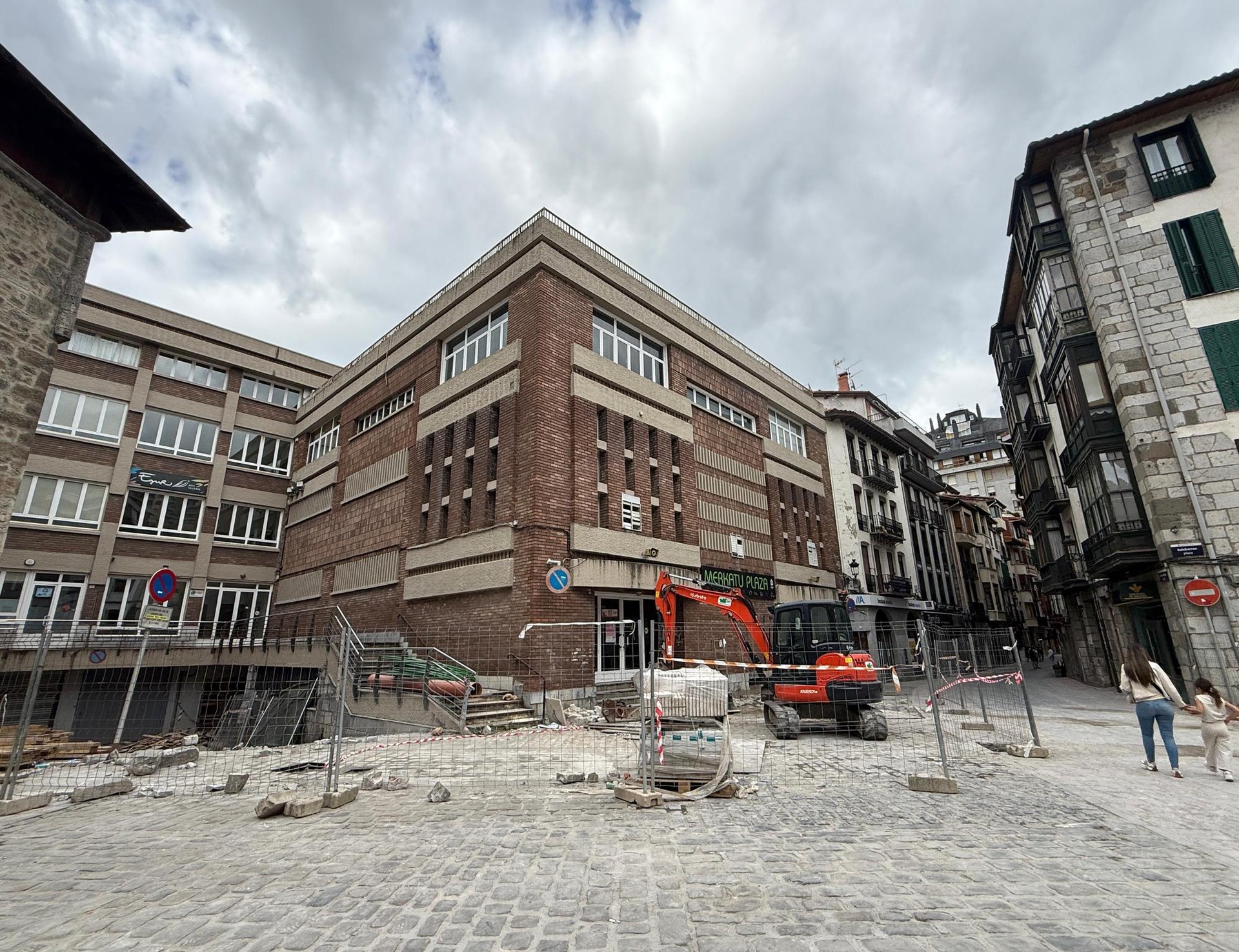 Uztailaren bukaeran hasiko dituzte Elgoibarren Merkatu plaza egon zen eraikina eraisteko lanak