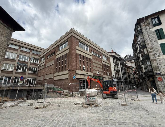 Uztailaren bukaeran hasiko dituzte Elgoibarren Merkatu plaza egon zen eraikina eraisteko lanak