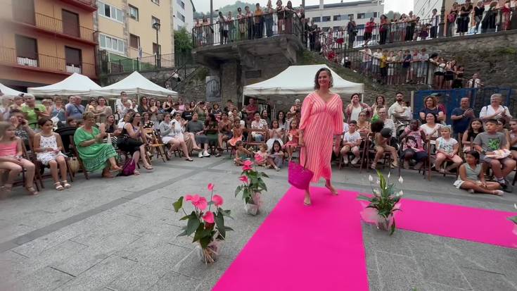 Parisko pasarela txiki bilakatu zen Plaza Zaharra