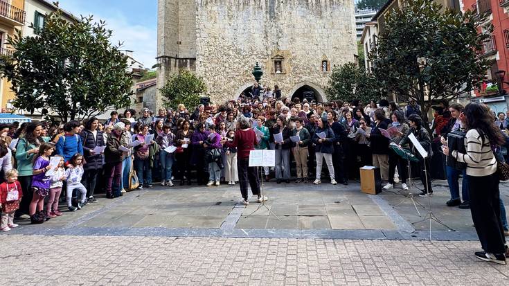 Iturrian koruaren kantaldi herrikoia bideoan