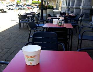 Ostalaritza establezimenduetako terrazak garbiago mantentzeko zaborrontzi txikiak banatu ditu Udalak